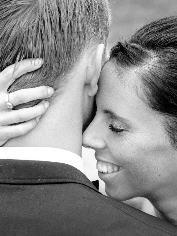 Intimt billede af brudepar | Bryllupsfotograf Mick Outzen